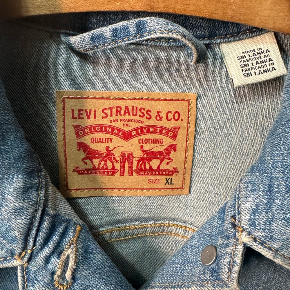 Levi's Jacket Womens XL Trucker Denim Jean Button Pockets Light Wash EUC - Picture 6 of 10